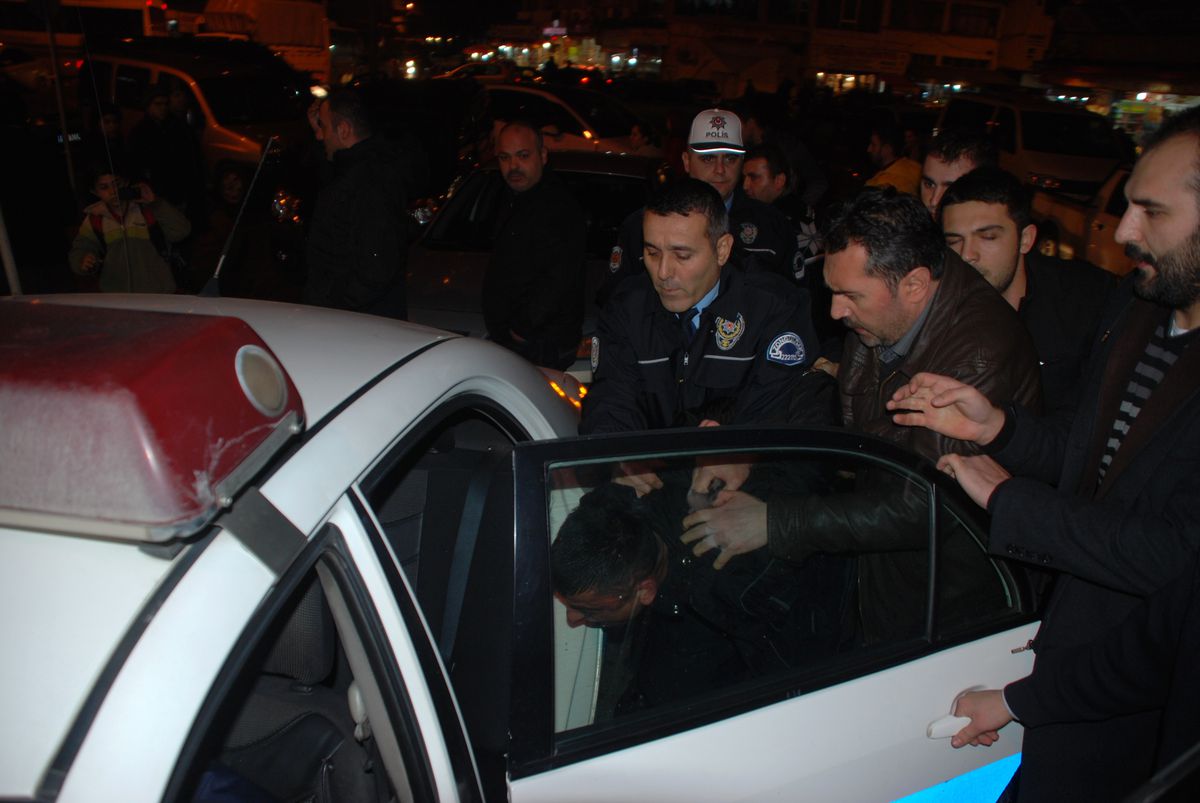 Uyuşturucu Kullanan Genç, 2 Öğrenciye ve Polislere Saldırdı