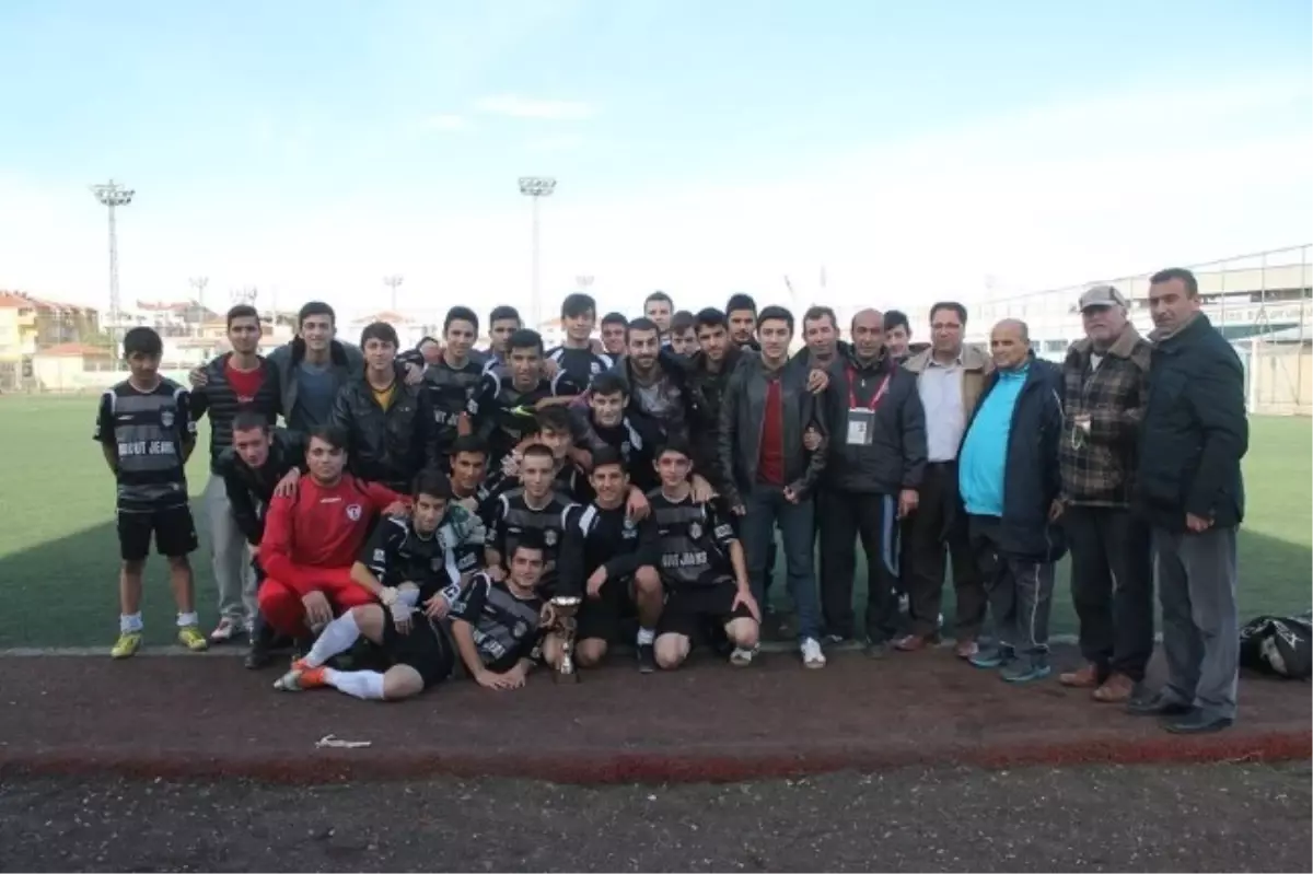 Doğuşspor Kupayı Aldı