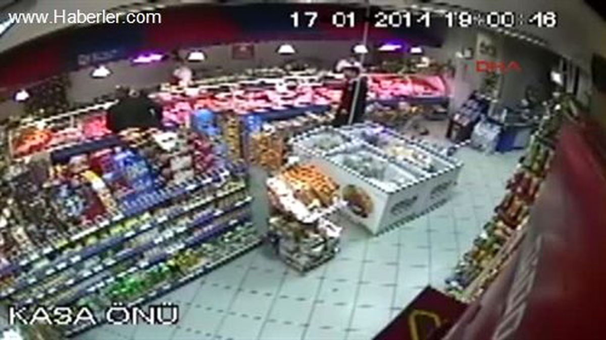 3 Kişiye Saldıran Genç, Biber Gazı Sıkılarak Yakalandı