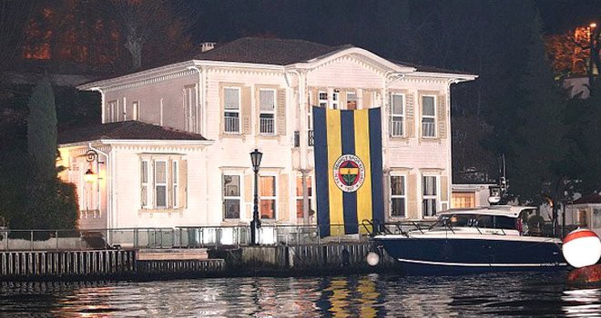 Taraftarların Bayrak Asma Çağrısına İlk Ali Koç Uydu