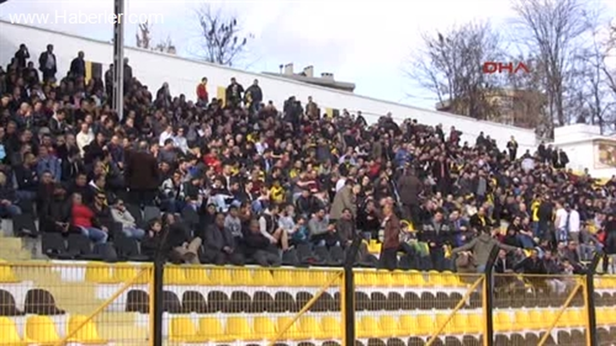 Amatör Maçta Hakemler Stattan Ambulansla Çıkarıldı