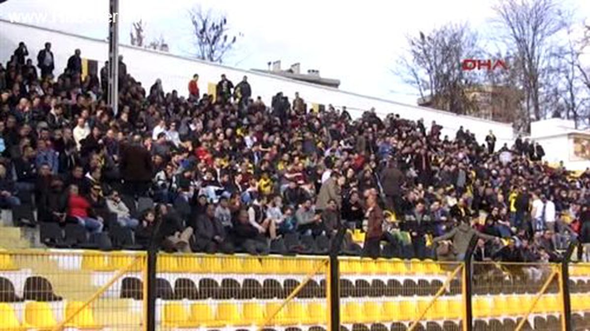 Amatör Maçta Olaylar Çıktı, Hakemler Stattan Ambulansla Çıkarıldı