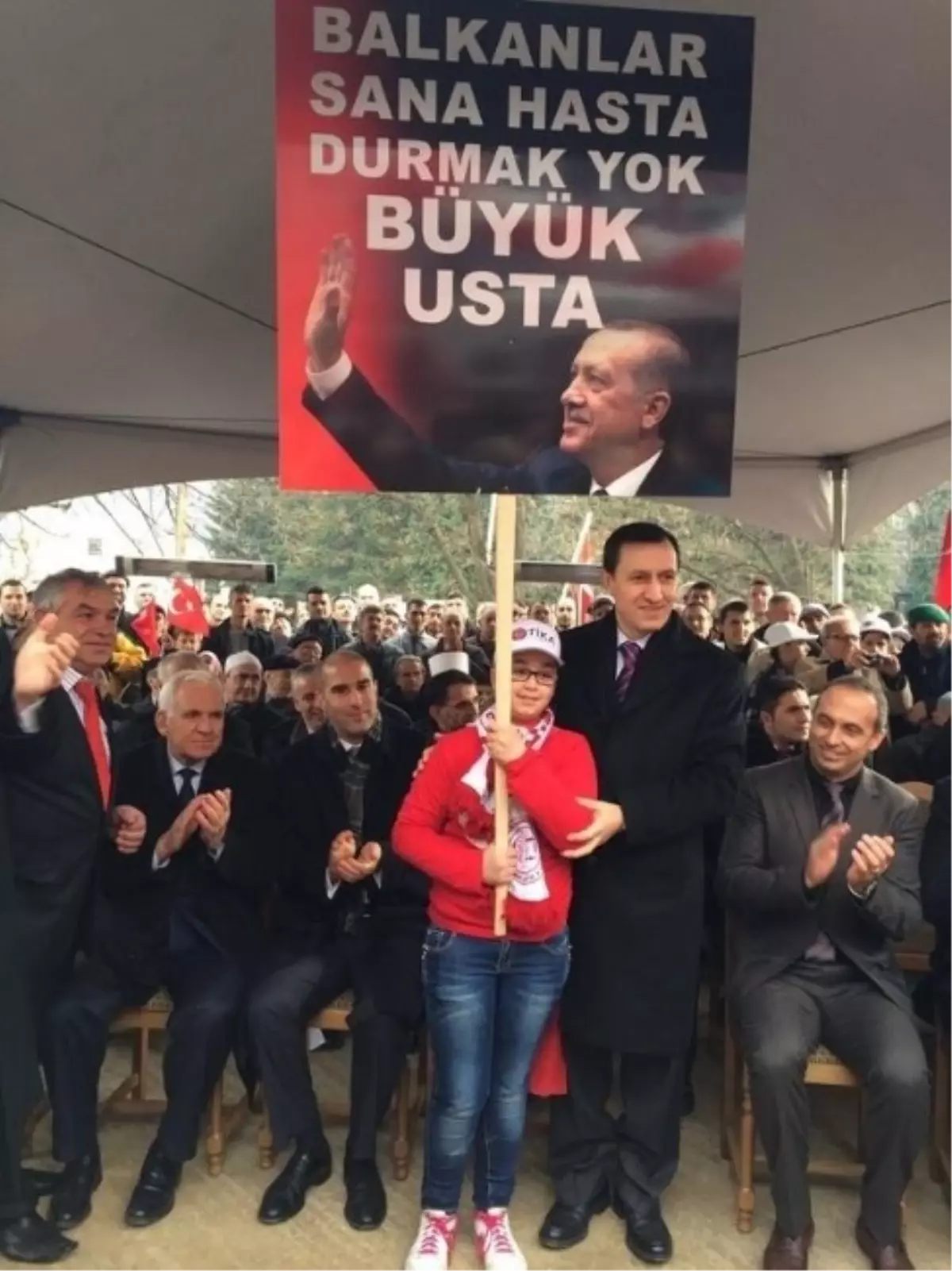 Başbakan Yardımcısı İşler, Makendoya\'daki Başbakan Erdoğan\'a Sevgiyi Twitter\'dan Paylaştı