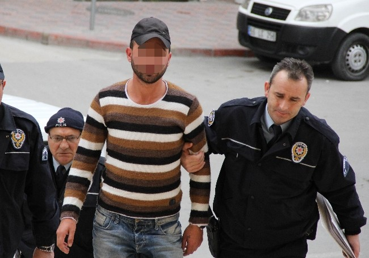 Ensesine Tokat Atan Arkadaşını Bıçakla Ağır Yaraladı