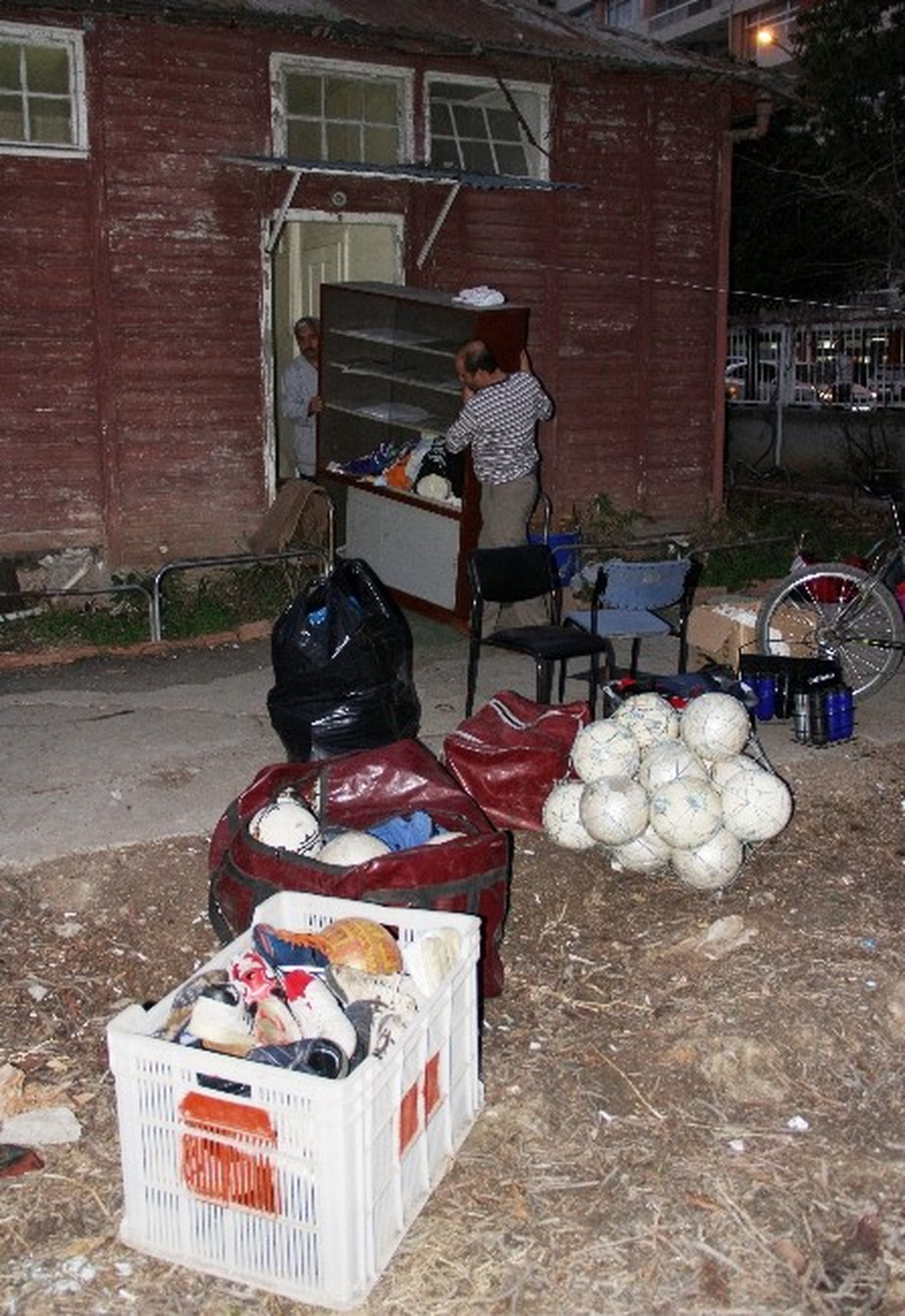 Kulüp Binası Boşaltıldı, Oyuncular Bahçede Kıyafet Değiştirdi