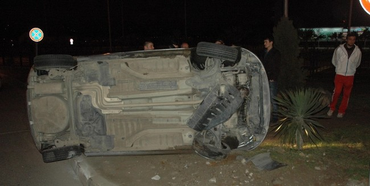 Refüje Çarpan Araç Yan Yattı