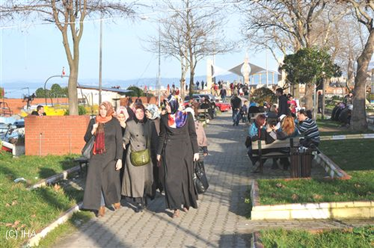 Akçakoca\'da Hafta Sonu Yazdan Kalma Gün Yaşandı