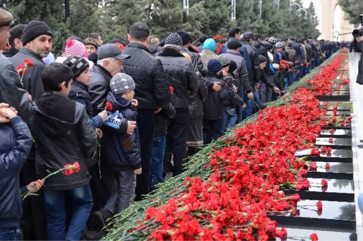 Azerbaycan 20 Ocak Şehitlerini Andı