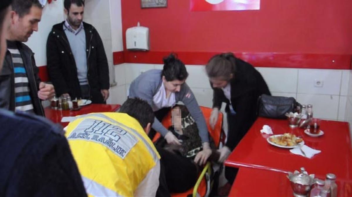 3 Gündür Bir Şey Yemeyen Kadın Börekçide Bayıldı
