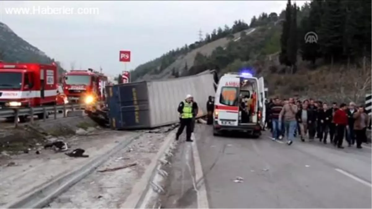 Manisa'da Kamyon, Minibüs ve Otobüse Çarptı: 11 Yaralı