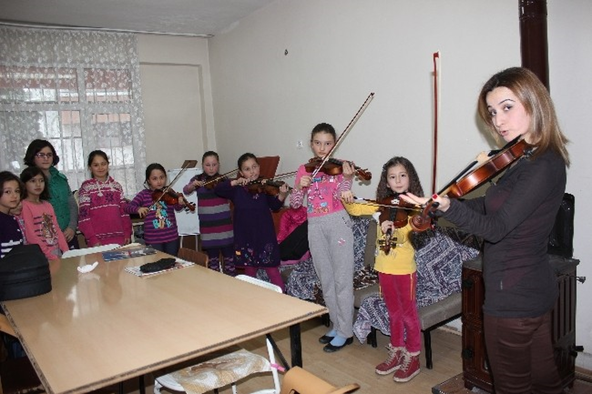 Görele\'de Keman Kursu Büyük İlgi Görüyor