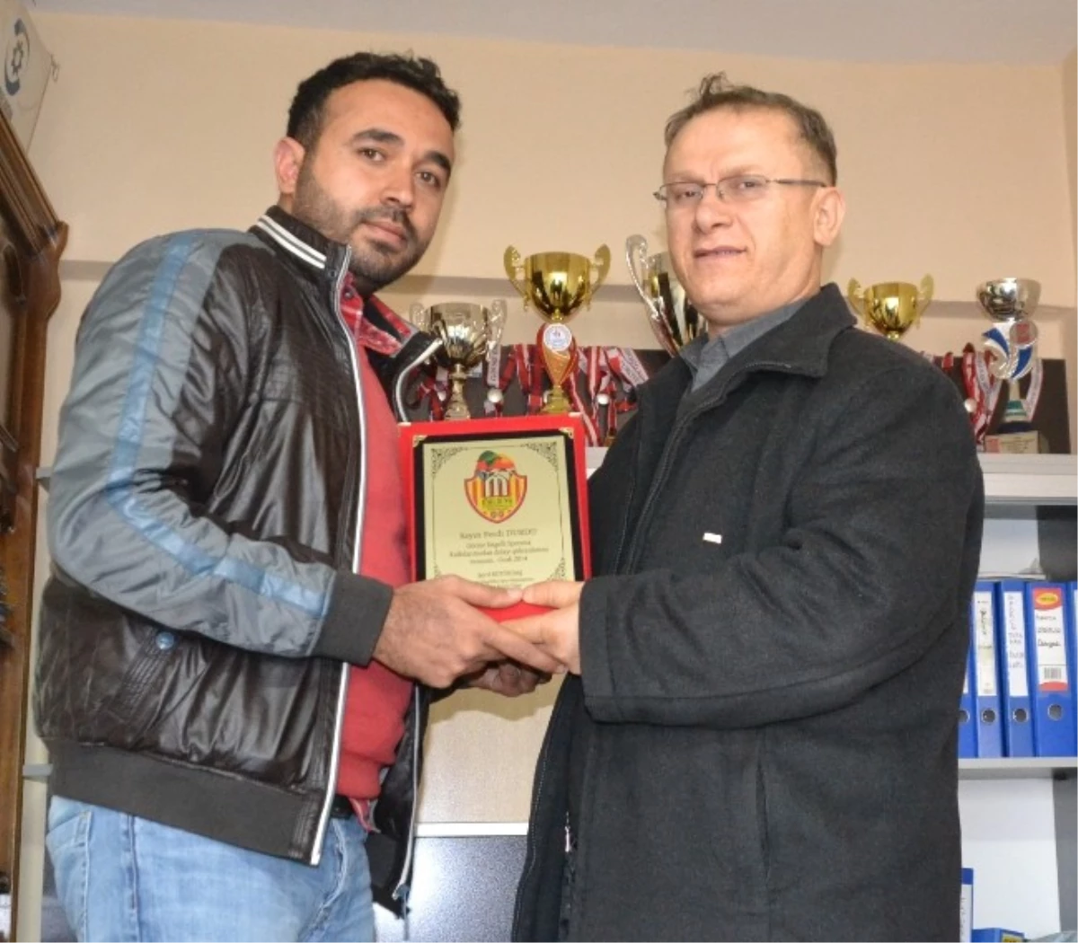 İha Muhabirine Anlamlı Plaket