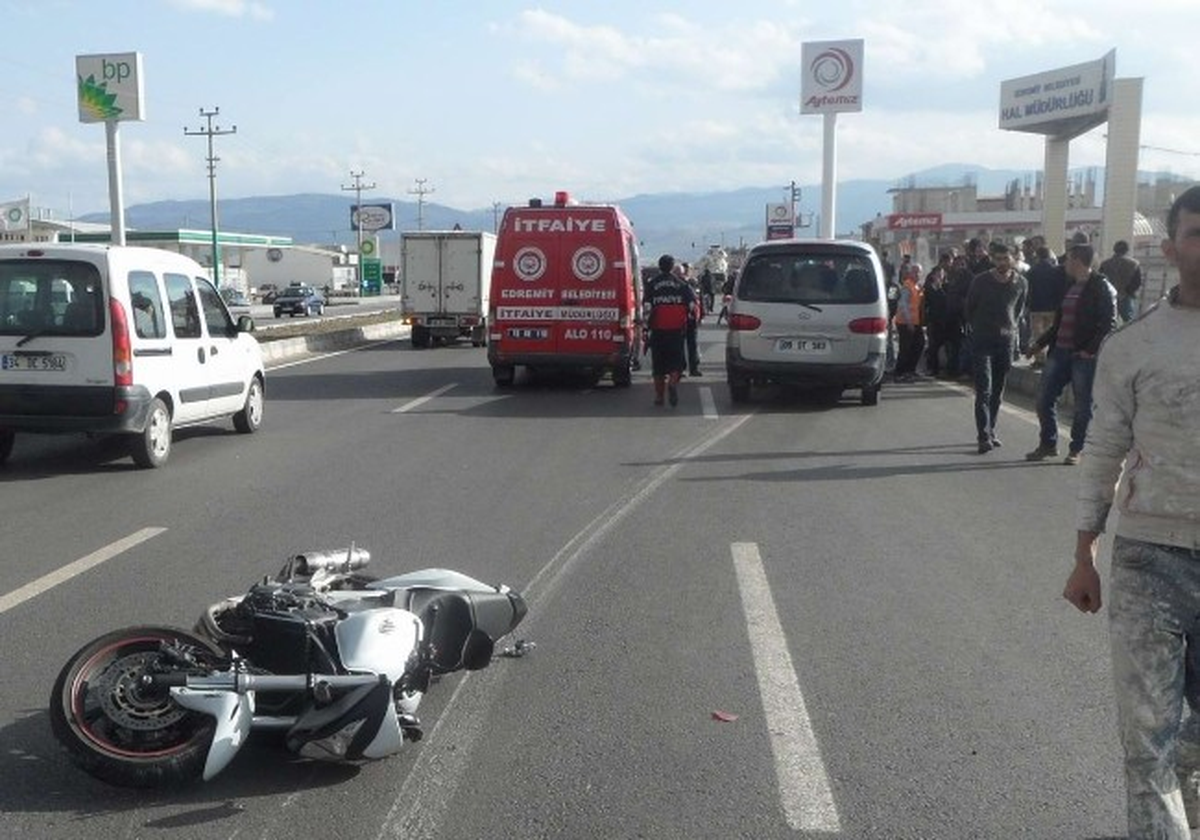 Minibüsün Altına Giren Motosiklet Sürücüsünü Kask Kurtardı