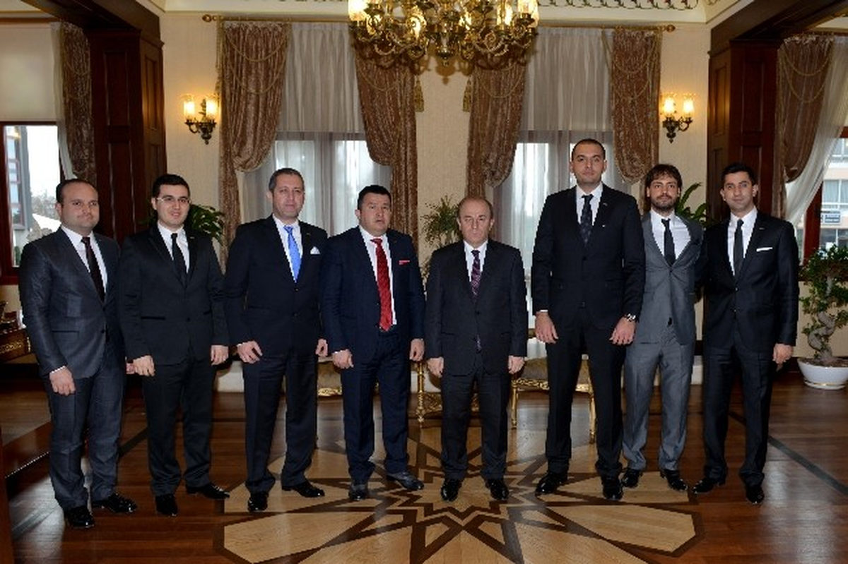 Antalya Genç İşadamları Derneği Yöneticileri Vali Öztürk\'ü Ziyaret Etti