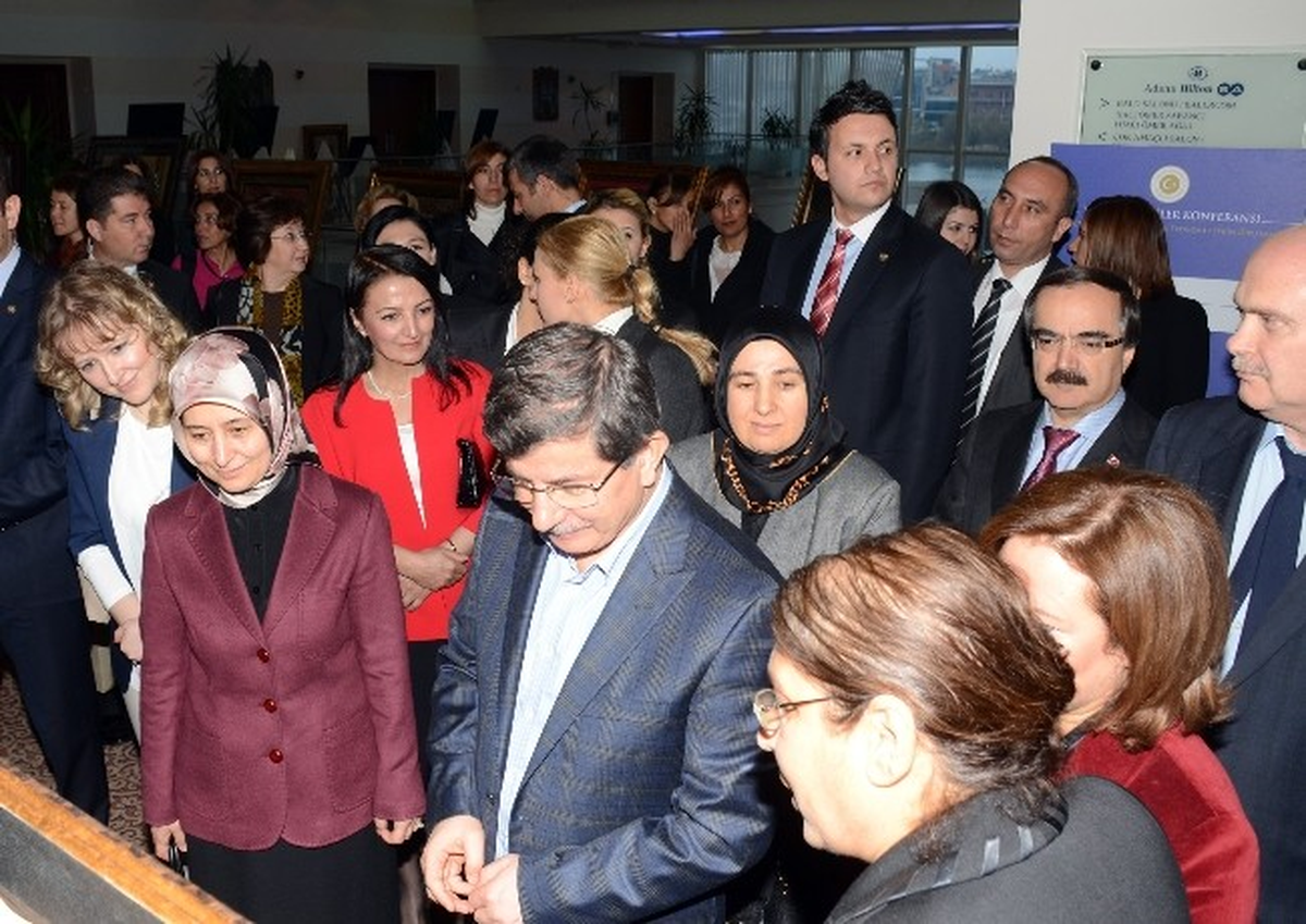 Bakan Davutoğlu "Türk ve İslam" Temalı Sergiyi Gezdi