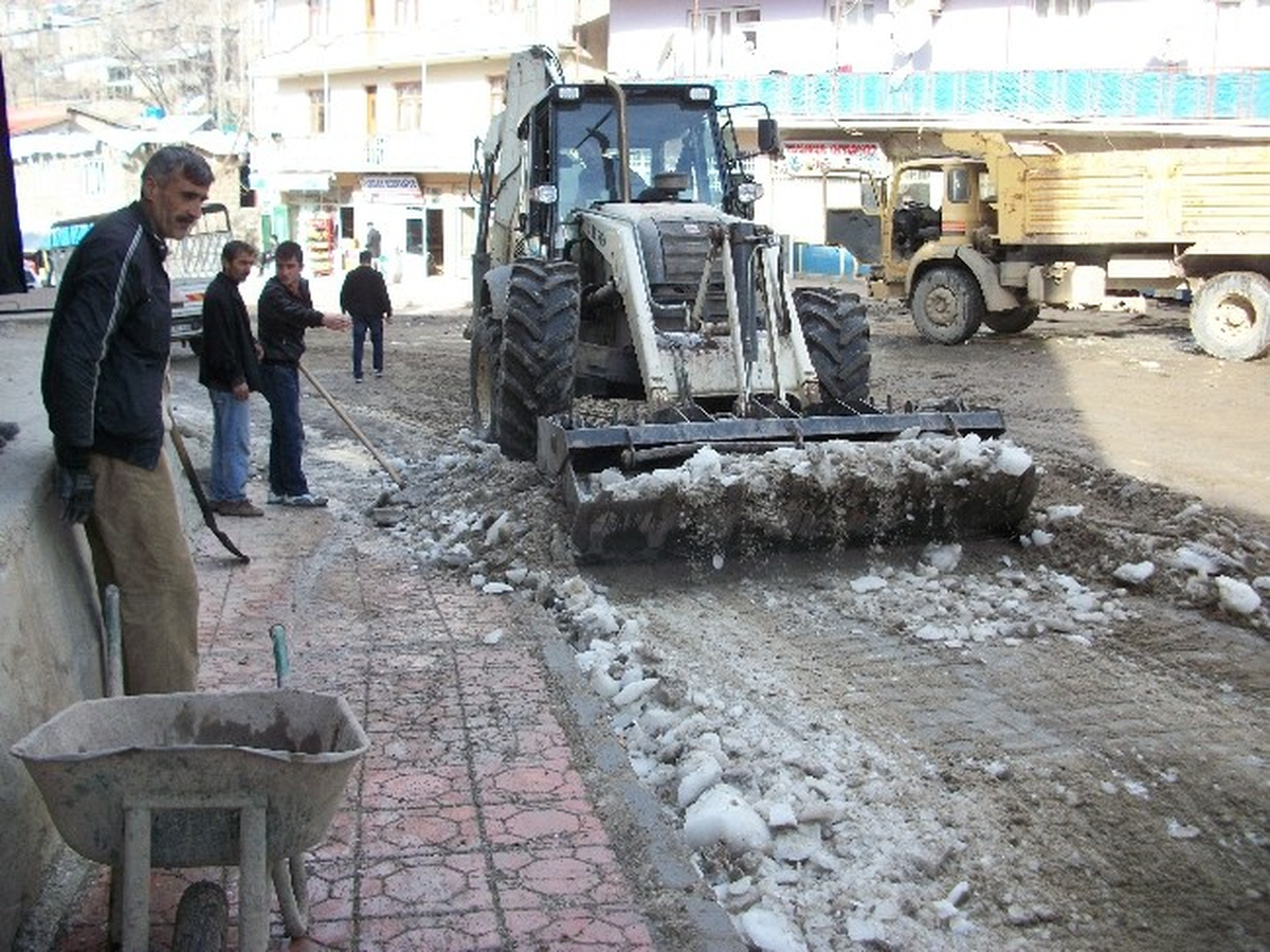 Beytüşşebap\'ta Vatandaşlar Güneşin Keyfini Çıkardı