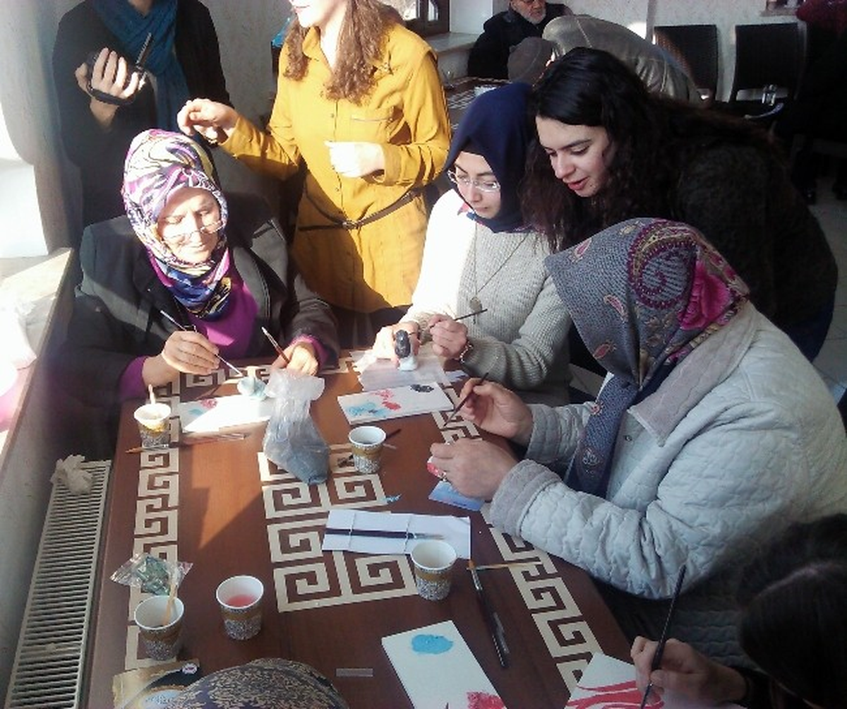 Dedeler ile Torunlar Birlikte Seramik Boyadı