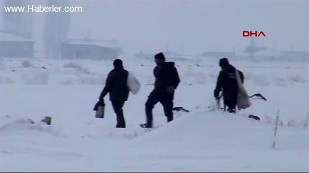 Eksi 20 Derecede Balık Avlıyorlar