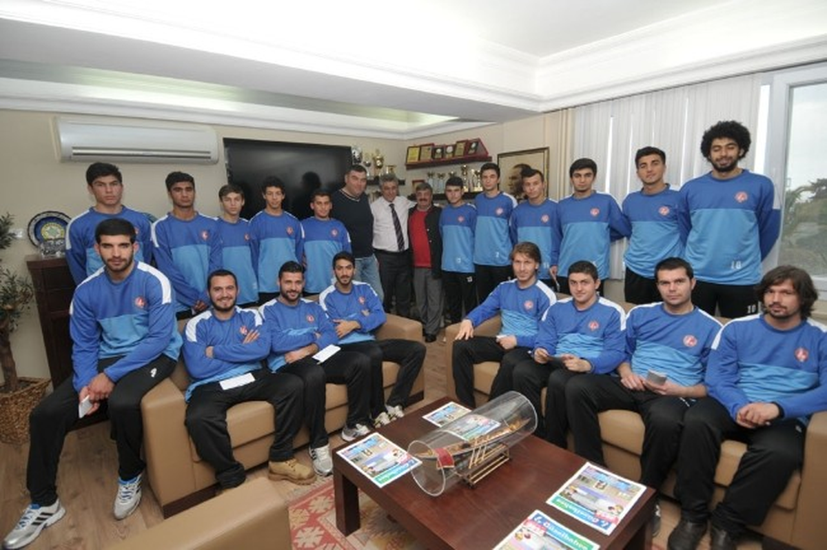 Güzelbahçe\'de Başarılı Futbolcular Ödüllendirildi