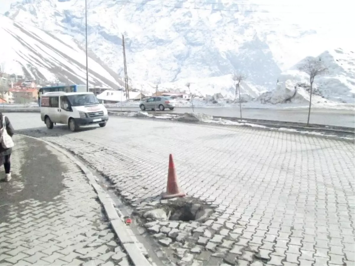 Hakkari\'de Açıkta Bırakılan Çukur Tehlike Saçıyor