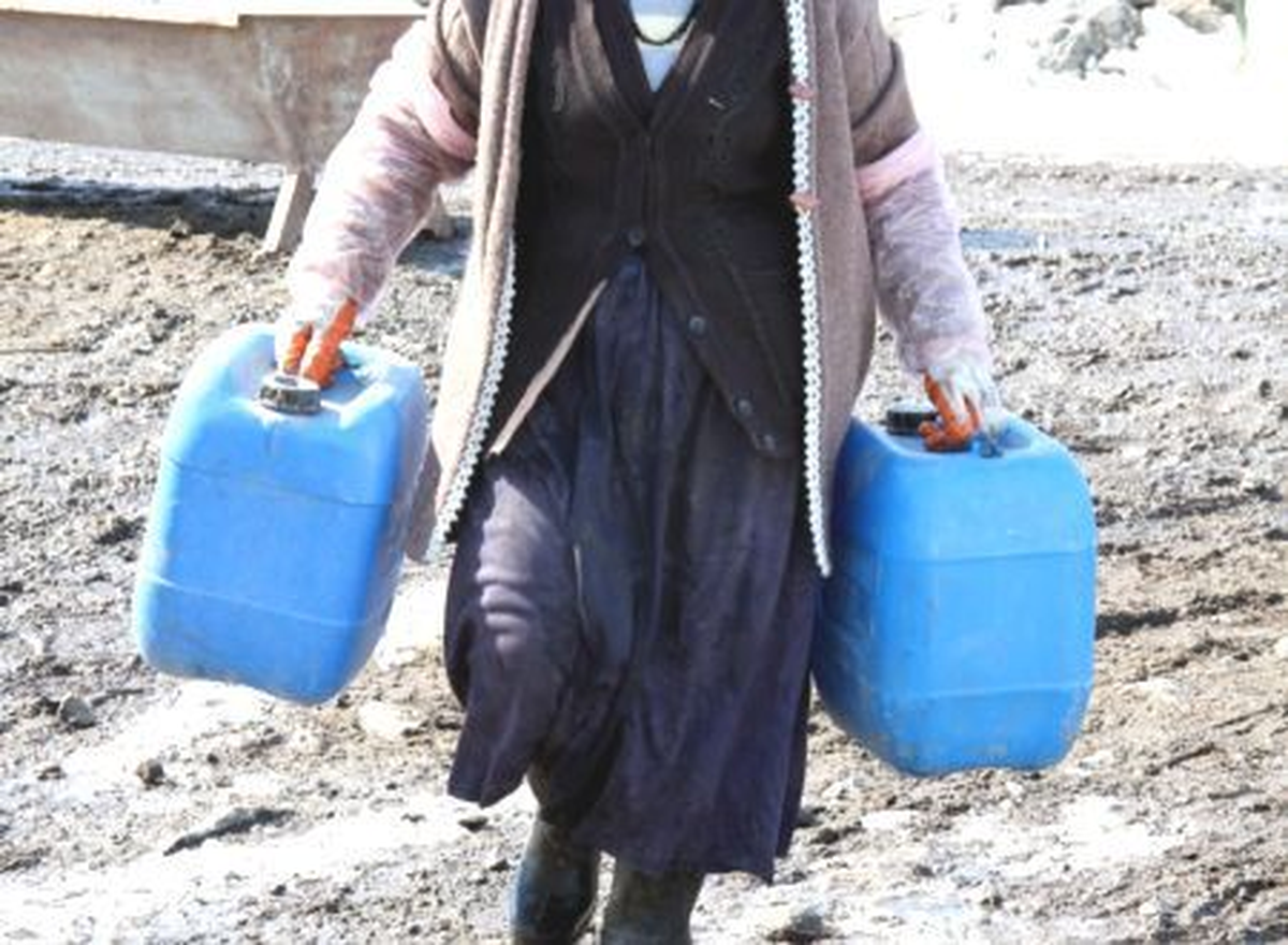 Hayvanlara 2 Km Uzaktan Bidonlarla Su Taşıyorlar