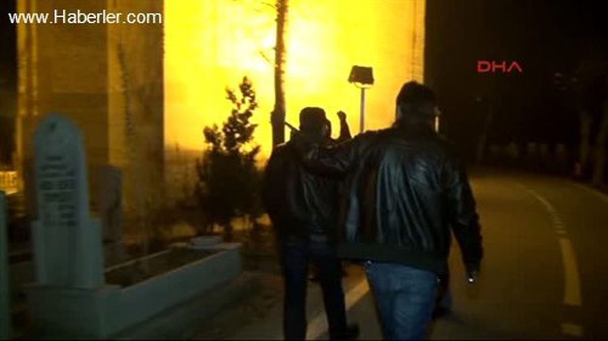 Mezarlık İçinde Polis Kapkaççı Kovalamacası