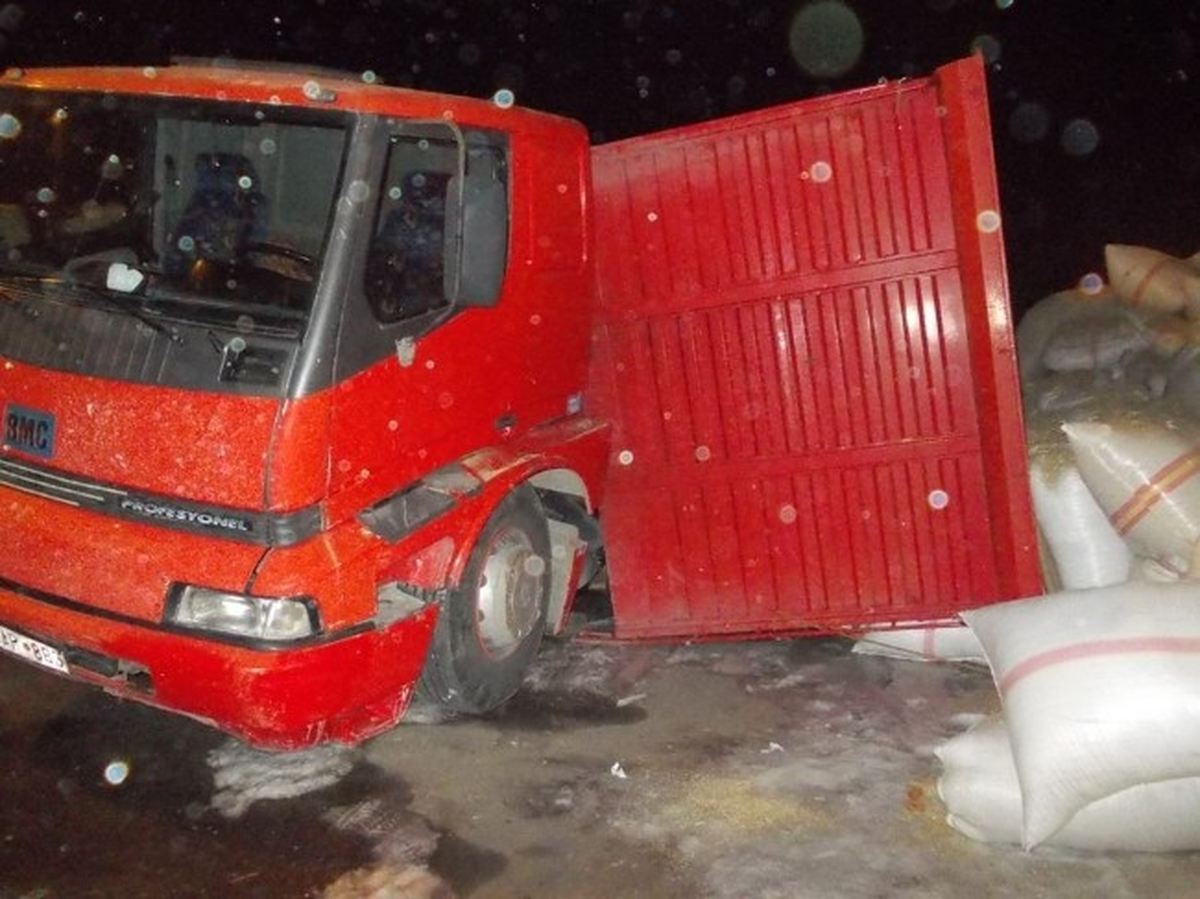 Saman Yüklü Kamyon Kaza Yaptı