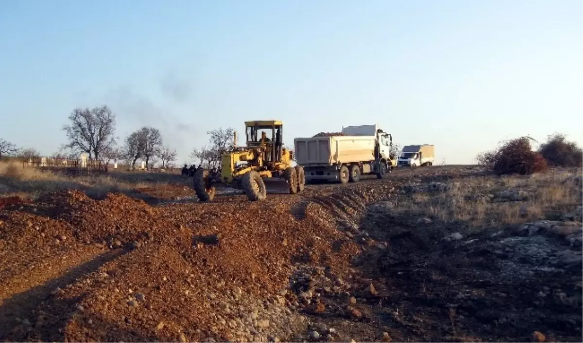 Yağışlar Olmayınca Yol Çalışmaları Devam Etti