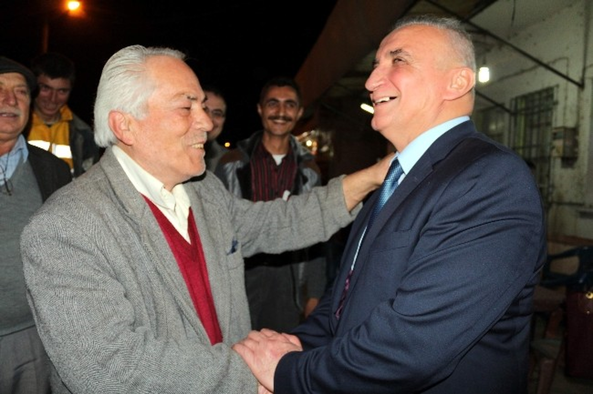 Aydınlılar Ali Uzunırmak\'ı Alnından Öptü