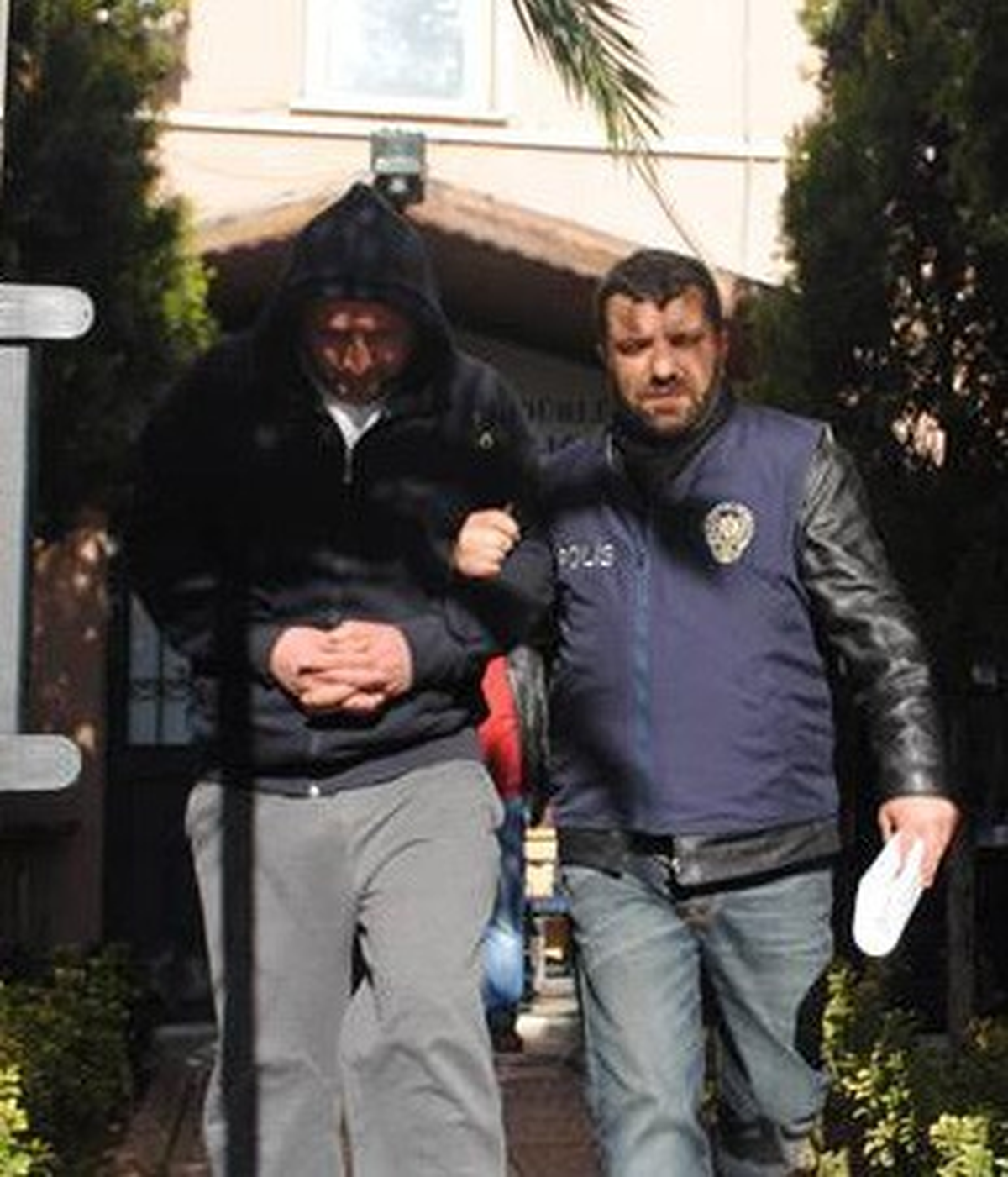 Çalıştıkları İş Yerinden Çaldıkları Lastikleri Yarı Fiyatına Sattılar