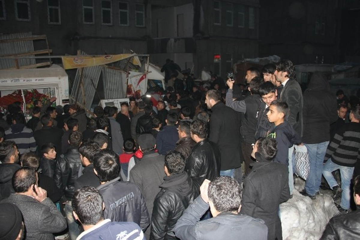 Çatıdan Buz Kütlesi Düştü: 2 Yaralı