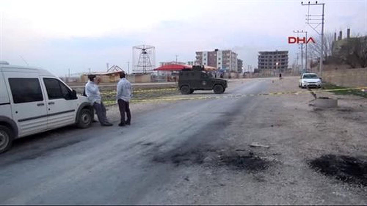 Çocuklar Sınırda Buldukları Mayını Okul Bitişiğindeki Mazgala Attı