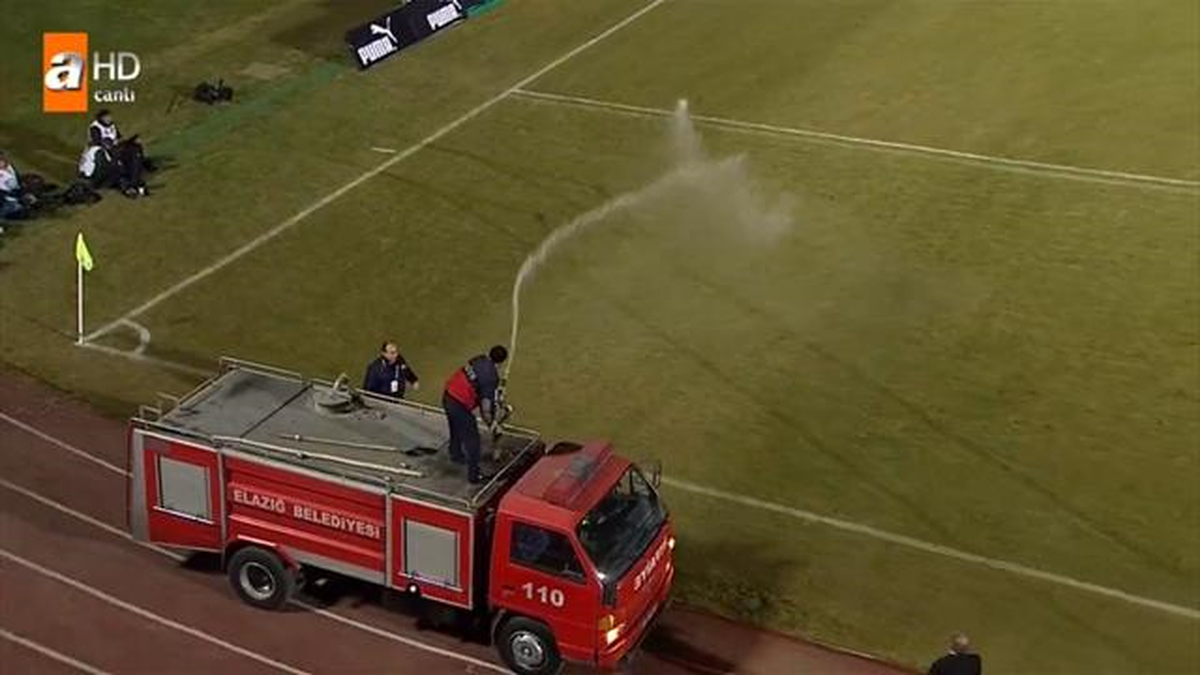 Elazığspor-Galatasaray Maçının Devre Arasında Zemin Sulandı
