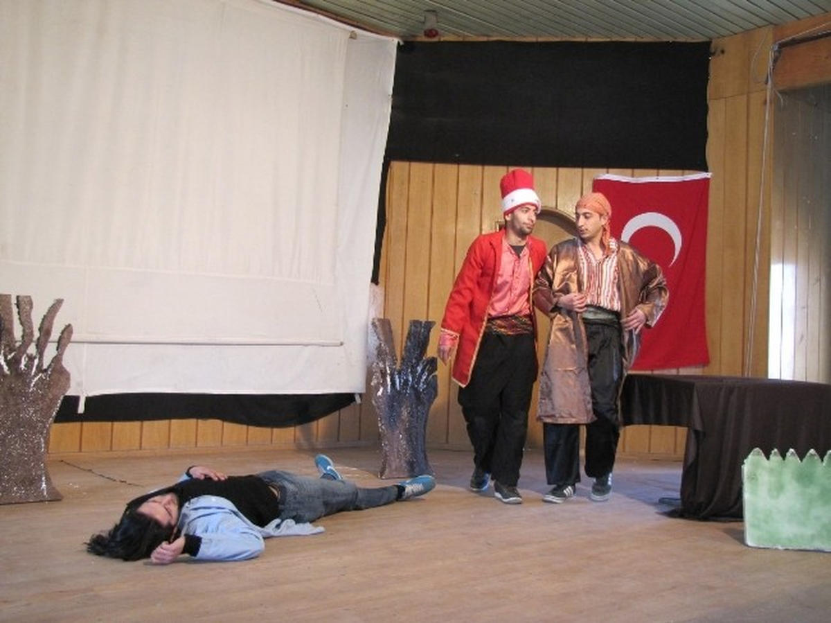 Hisarcık\'ta Öğrencilere "Çılgın Profesör" Tiyatro Oyunu Gösterimi