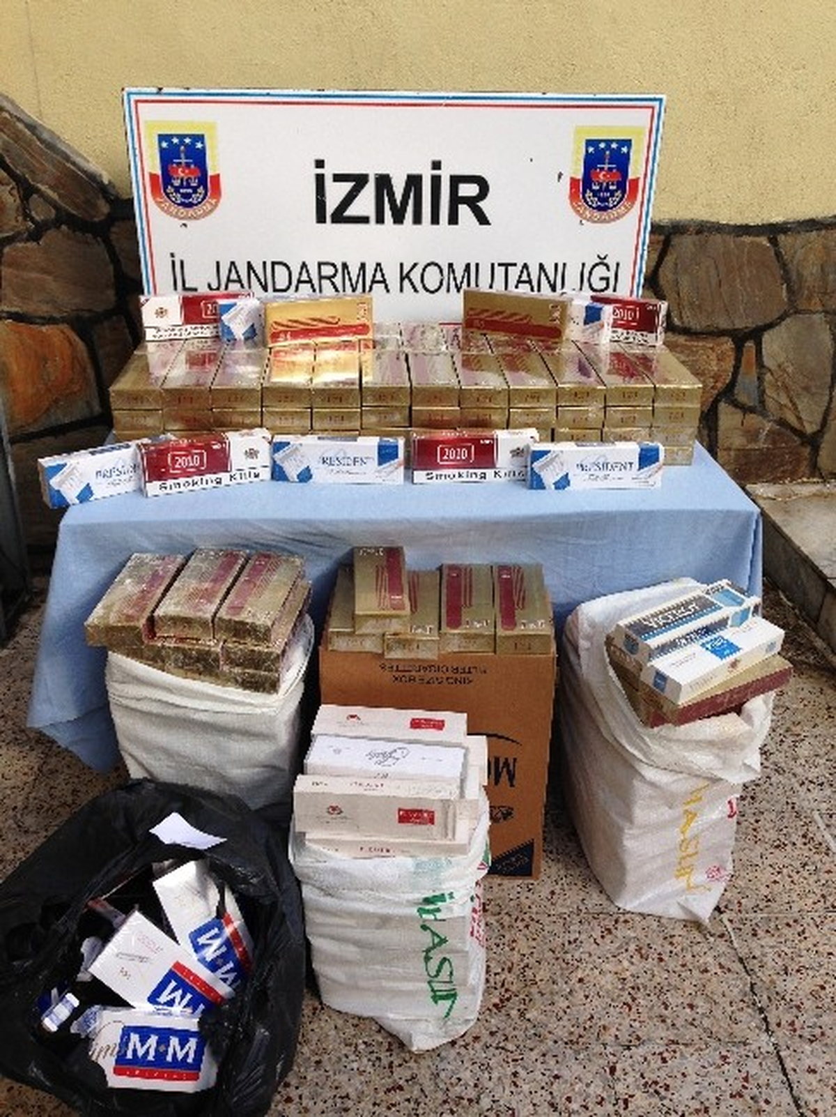 İzmir\'de Jandarmadan Kaçak Sigara Operasyonu