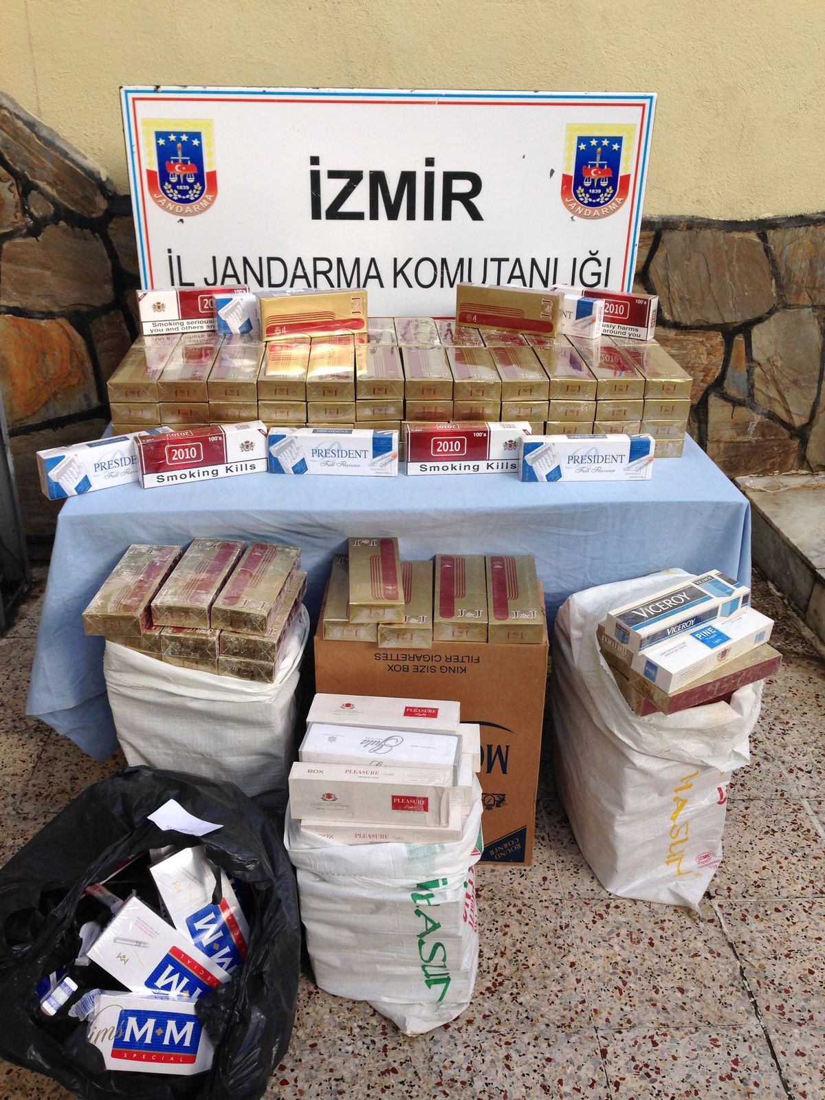 İzmir\'de Kaçak Sigara ve İçki Operasyonu