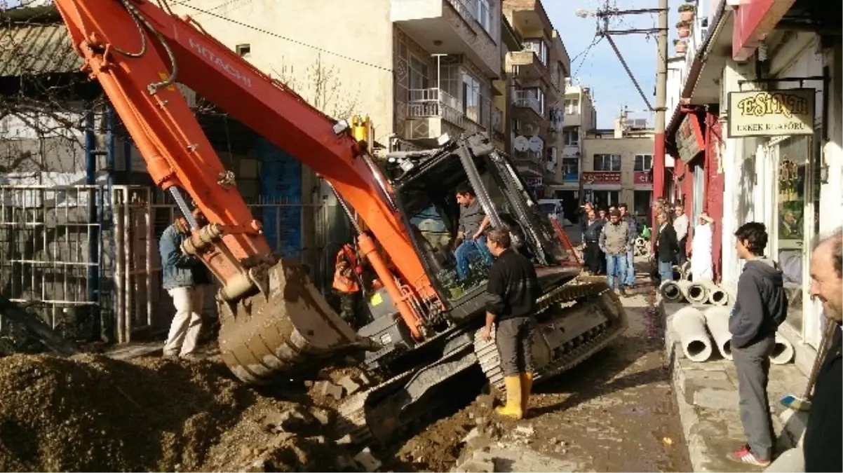 İznik\'te İş Makinesi Kazdığı Kuyuya Düştü