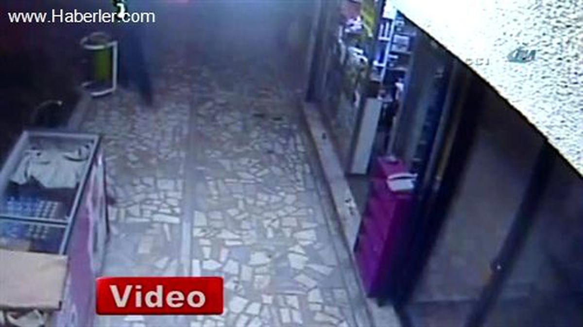 Korkusuz Marketçi Soyguncunun Silahını Elinden Aldı