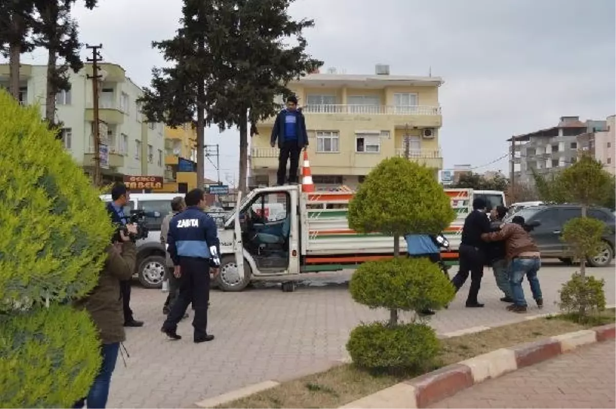 Pazarcı, Belediye Önünde Kamyonetini Yakmaya Kalkıştı