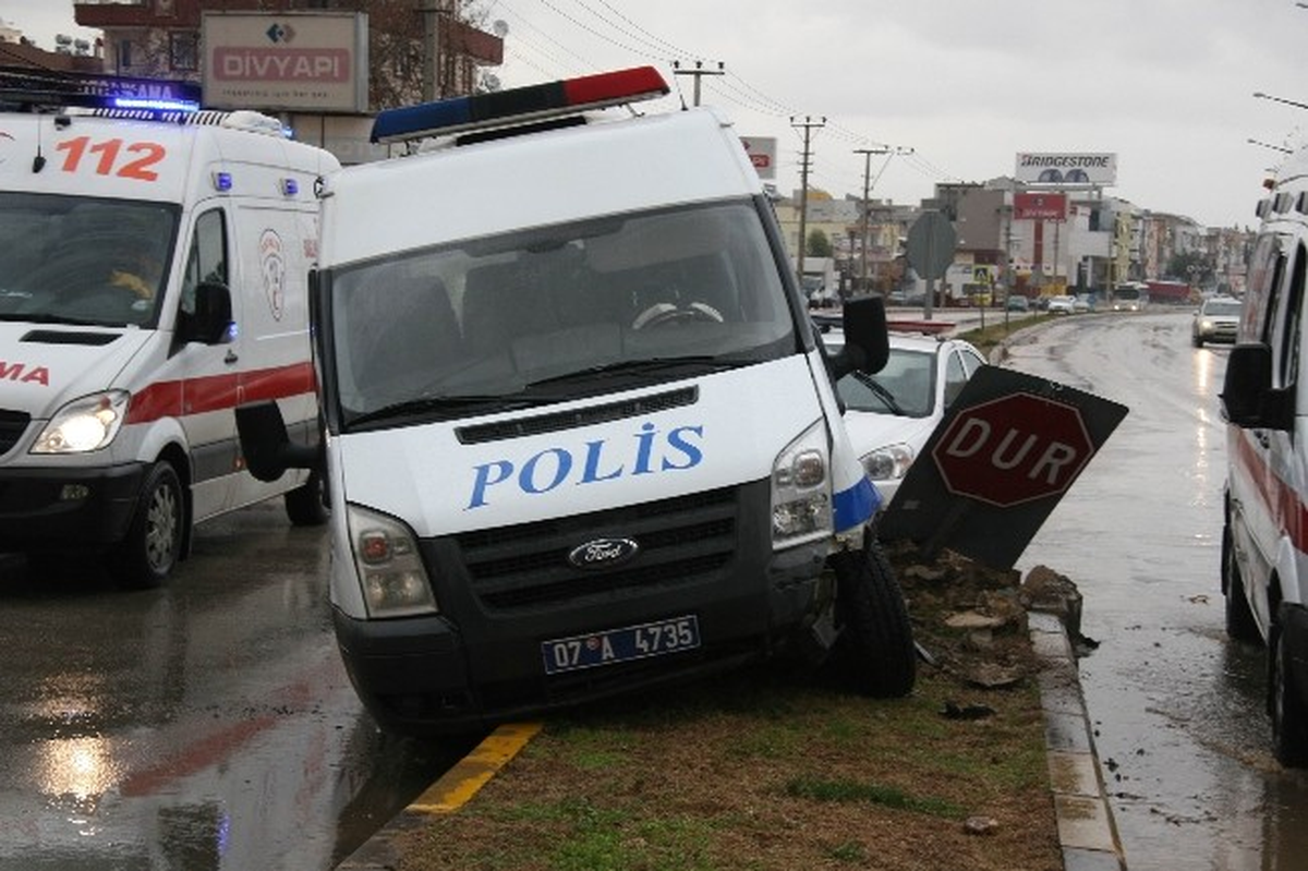 Polis Otosu Kaza Yaptı: 1 Yaralı