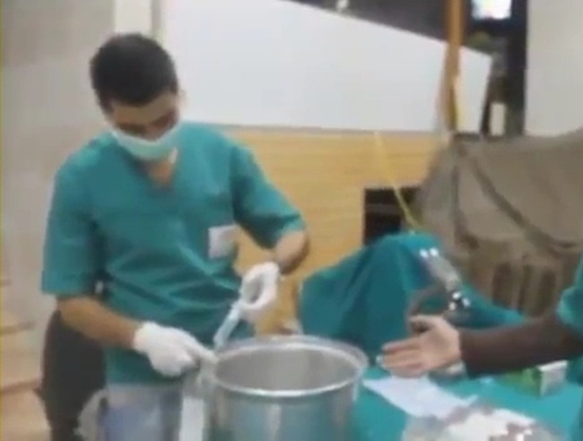 Suriyeli Doktorlar Şebeke Suyundan Serum Üretiyor