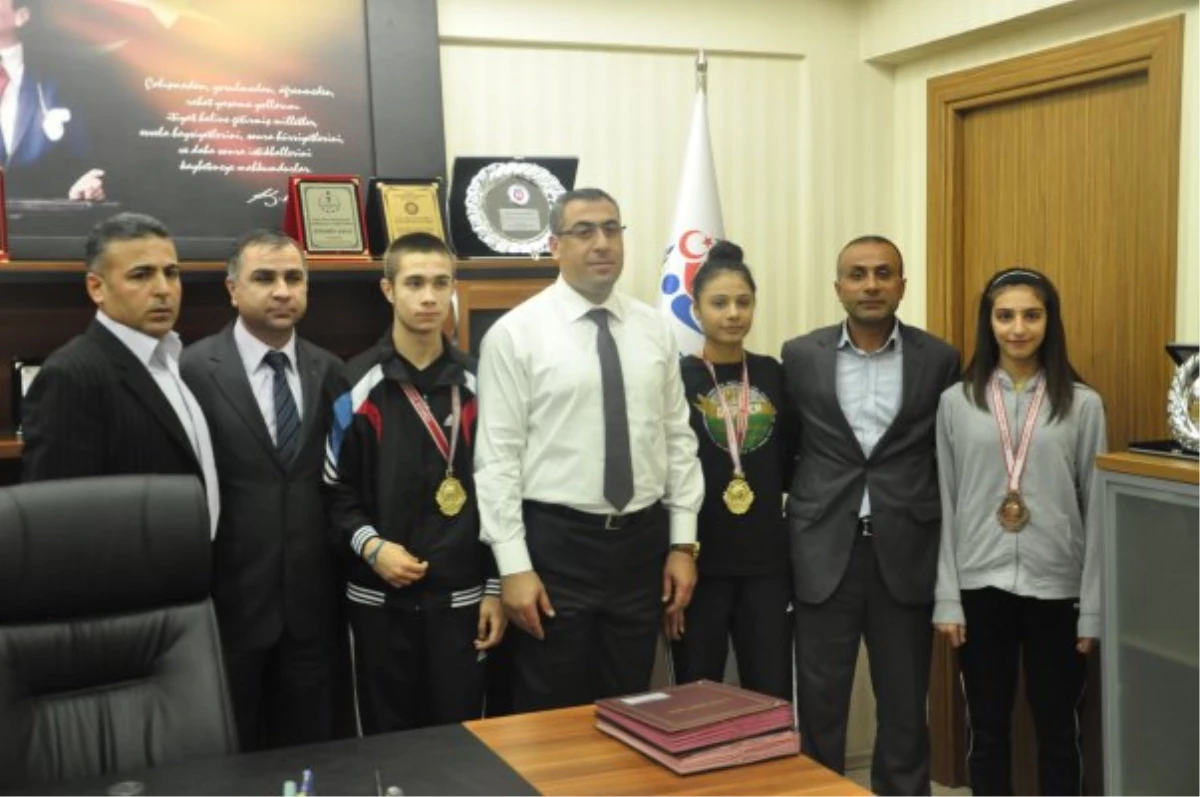 Taekwondo Türkiye Birincilerinden Şiran\'a Ziyaret