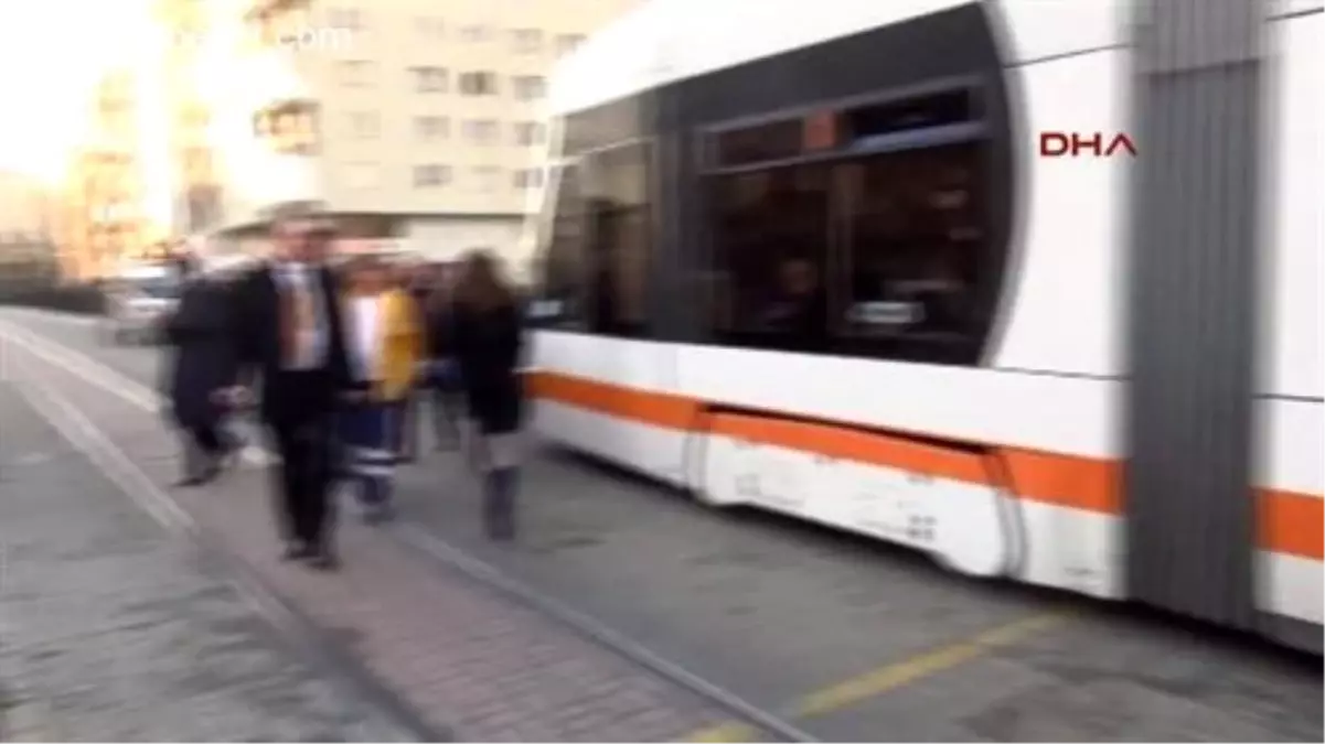 Eskişehir\'de Tramvayın Çarptığı Stajyer Avukat Yaralandı