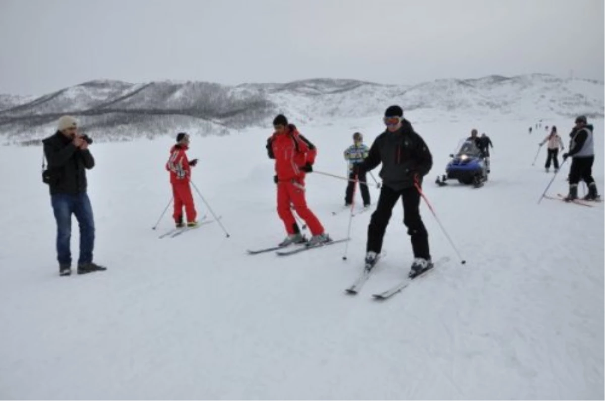 Tuncelili Kayakçılar Kar Bekliyor