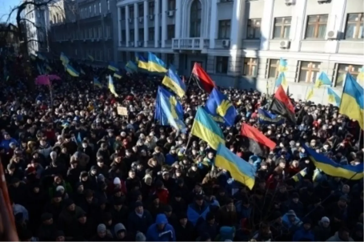 Ukrayna\'da Sokak Çatışmalarında Bir Kişi Öldü