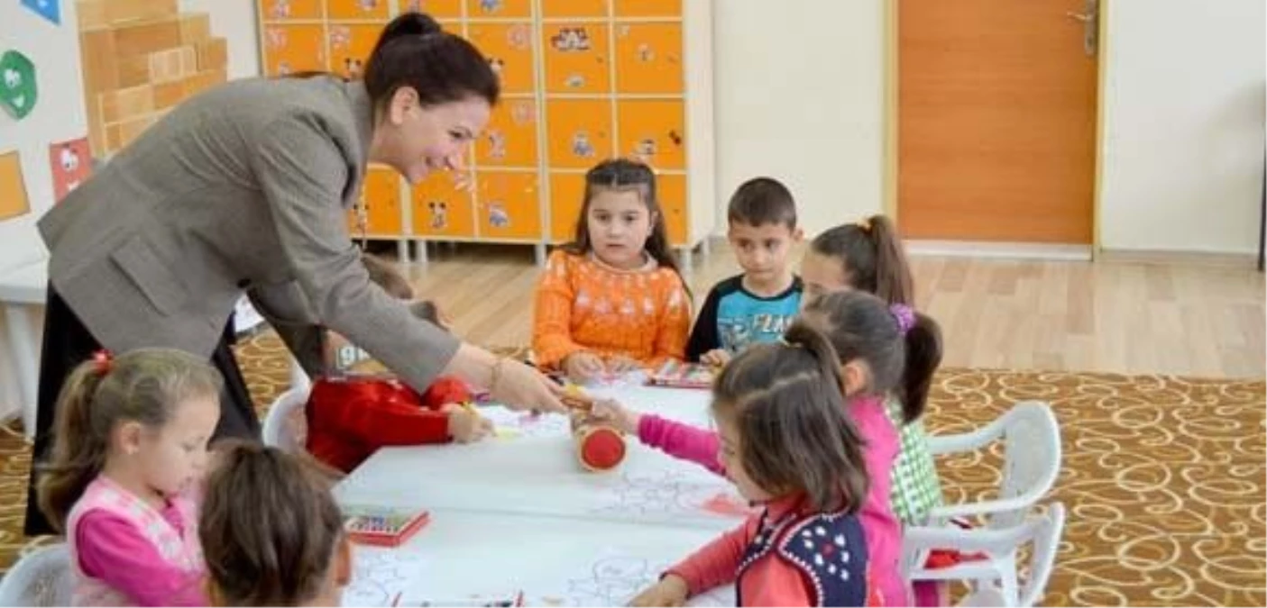Uşak Valisi Erden\'in Eşi Ana Okullarını Ziyaret Etti