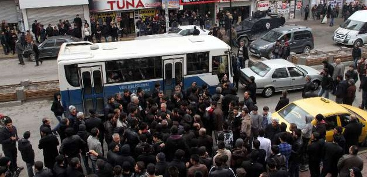Van\'da AK Parti\'li Adaya Yapılan Taşlı Saldırı