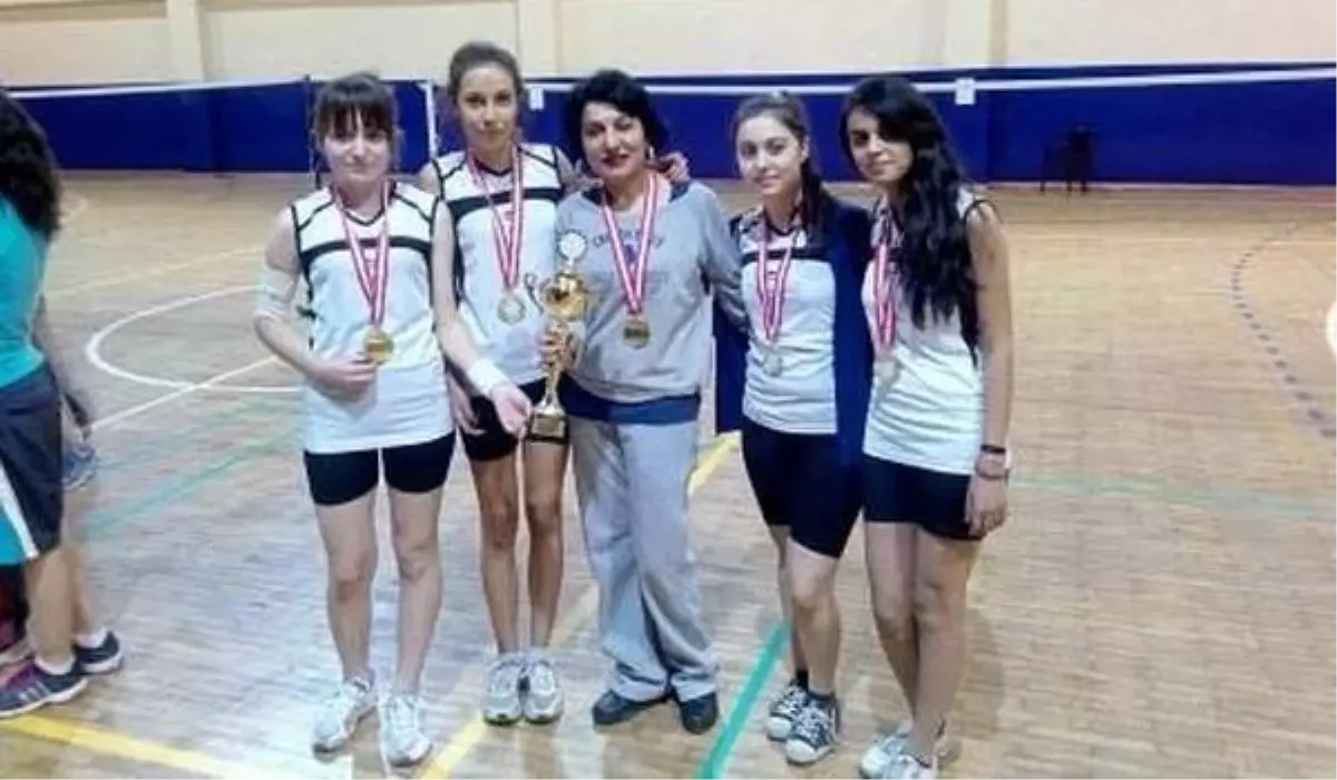 Badminton\'da Oktay Olcay Yurtbay Anadolu Lisesi İl Birincisi