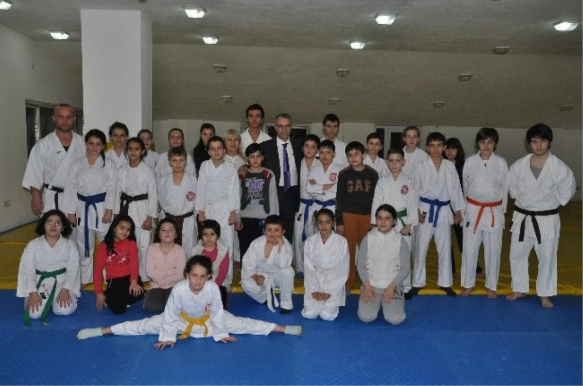 Başkan Çimenoğlu Karatecileri Kutladı