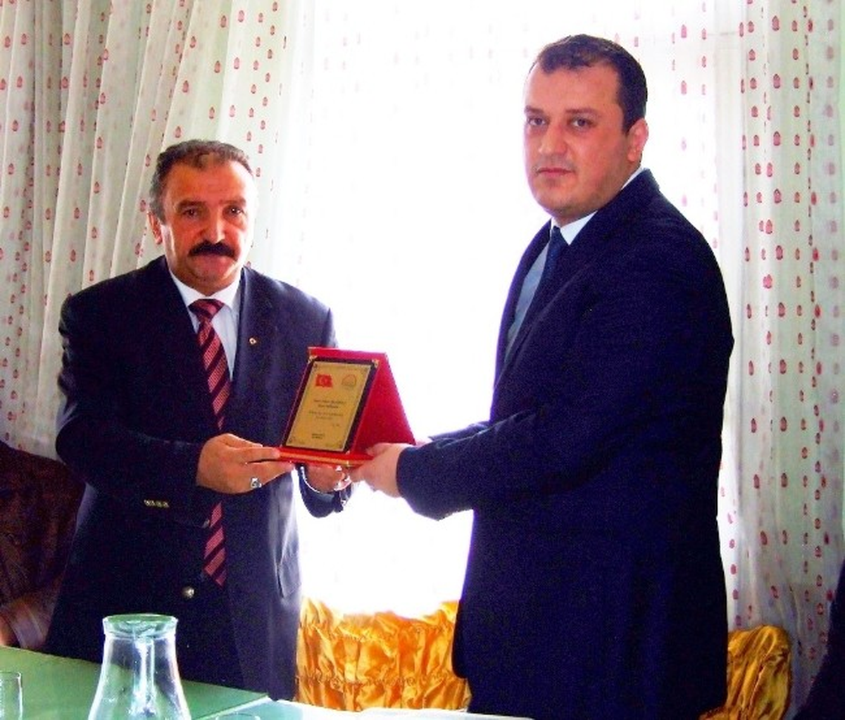 Burhaniye\'de Mühendise Plaketli Uğurlama